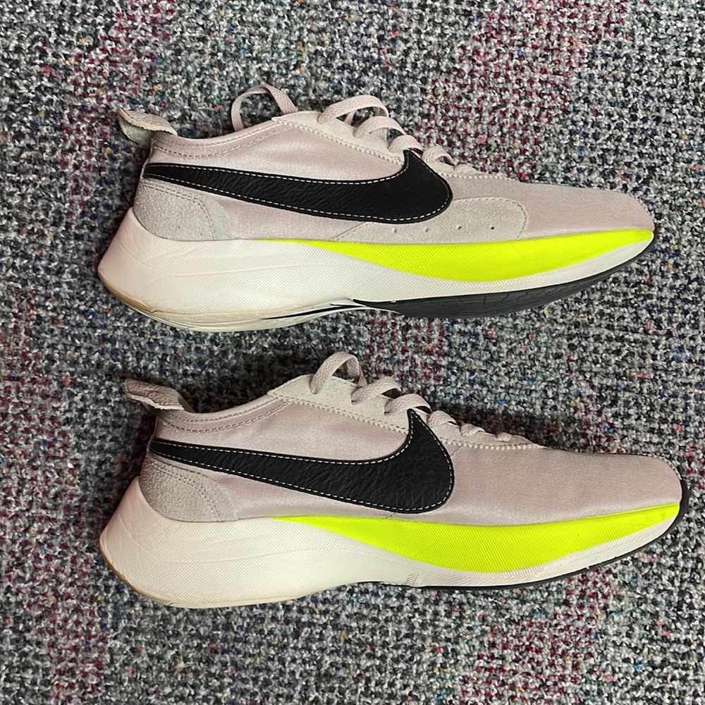 Nike - Picture 3 of 7